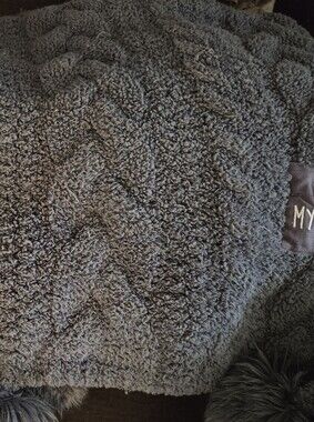 Cozy Plush Sherpa Throw Blanket in Heather Gray